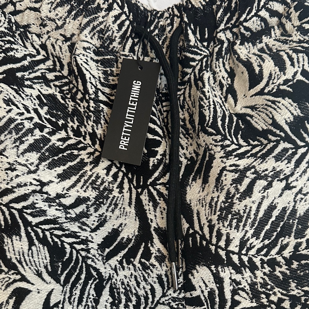 PrettyLittleThing Monochrome Leaf Print Trousers